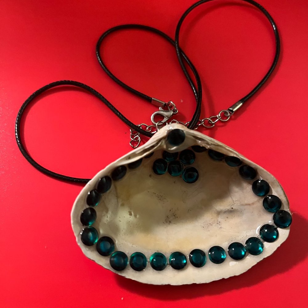 Rhinestone Seashell Hand Design - Picture 5 of 16
